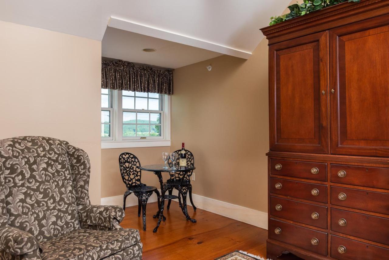 Strong House Inn Vergennes Экстерьер фото