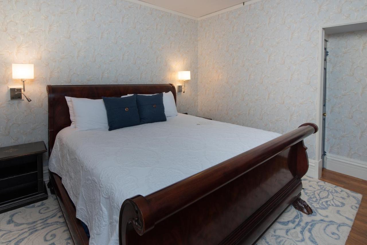 Strong House Inn Vergennes Экстерьер фото