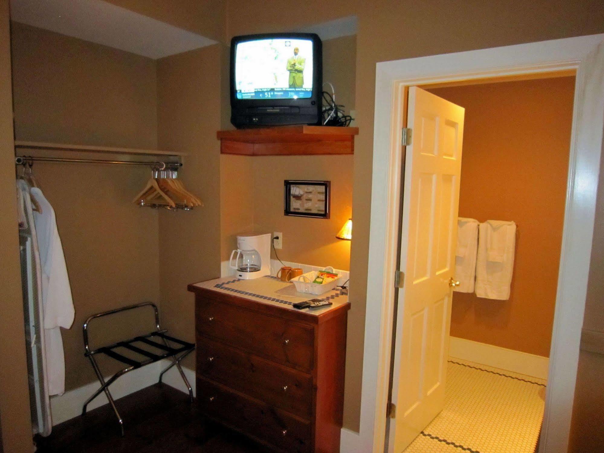 Strong House Inn Vergennes Экстерьер фото